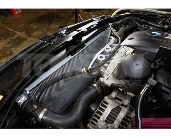 Aluminiowa chłodnica wody Mishimoto MMRAD-E90-07A BMW 335i E90, E91, E92, E93, 135i/1M E82, E88 (N54, N55) (skrzynia automatyczna)