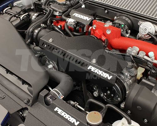 Osłona kół pasowych Perrin Performance PSP-ENG-150RD Subaru Impreza WRX 2002-2014, WRX STi 2004-2021, Forester XT 2004-2008 (czerwona)