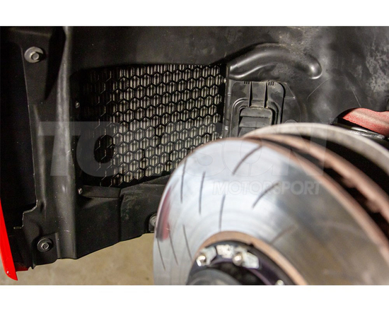 Osłony chłodnic w nadkolach Airtec Motorsport ATMSBMW24 umożliwające montaż większych kół BMW M2 (G87), BMW M3 (G80, G81), M4 (G82, G83) 3.0 S58B30