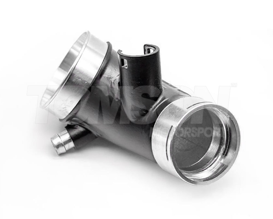 Aluminiowe kolanko turbosprężarki ze zwiększoną średnicą (wlotowe) Airtec Motorsport ATMSBMW11 BMW M140i (F20, F21), M240i (F22, F23), 340i (F30, F31, F36), 440i (F32, F33) 3.0 (B58)